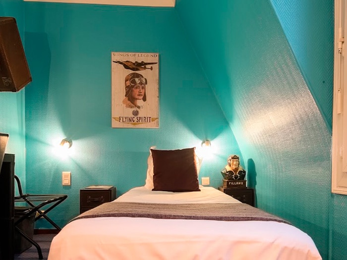 chambre lit simple décoration tableau aviateur mur bleu